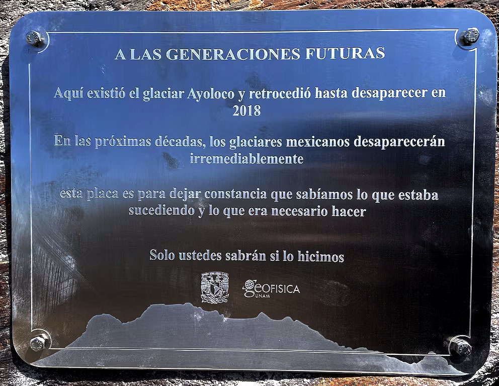 Bronzen plaquette op Iztaccíhuatl met de tekst: Aan de toekomstige generaties. Hier bestond de Ayoloco-gletsjer en hij trok zich terug tot hij in 2018 verdween.